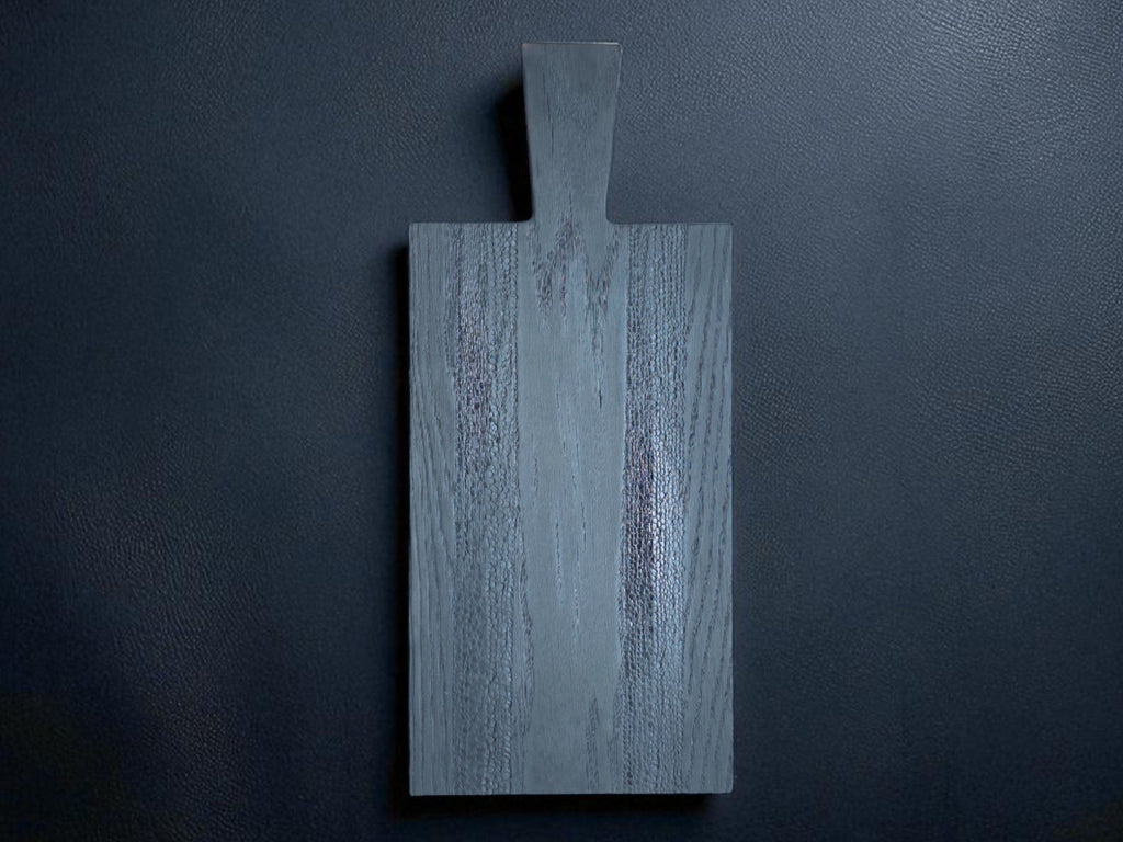 Aufsicht auf das Black Snake Board von OLDRYE. Das Bild betont die besondere Textur und die tiefschwarze Farbe des mit Yakisugi veredelten Eichenholzes. Ein echtes Statement-Stück.