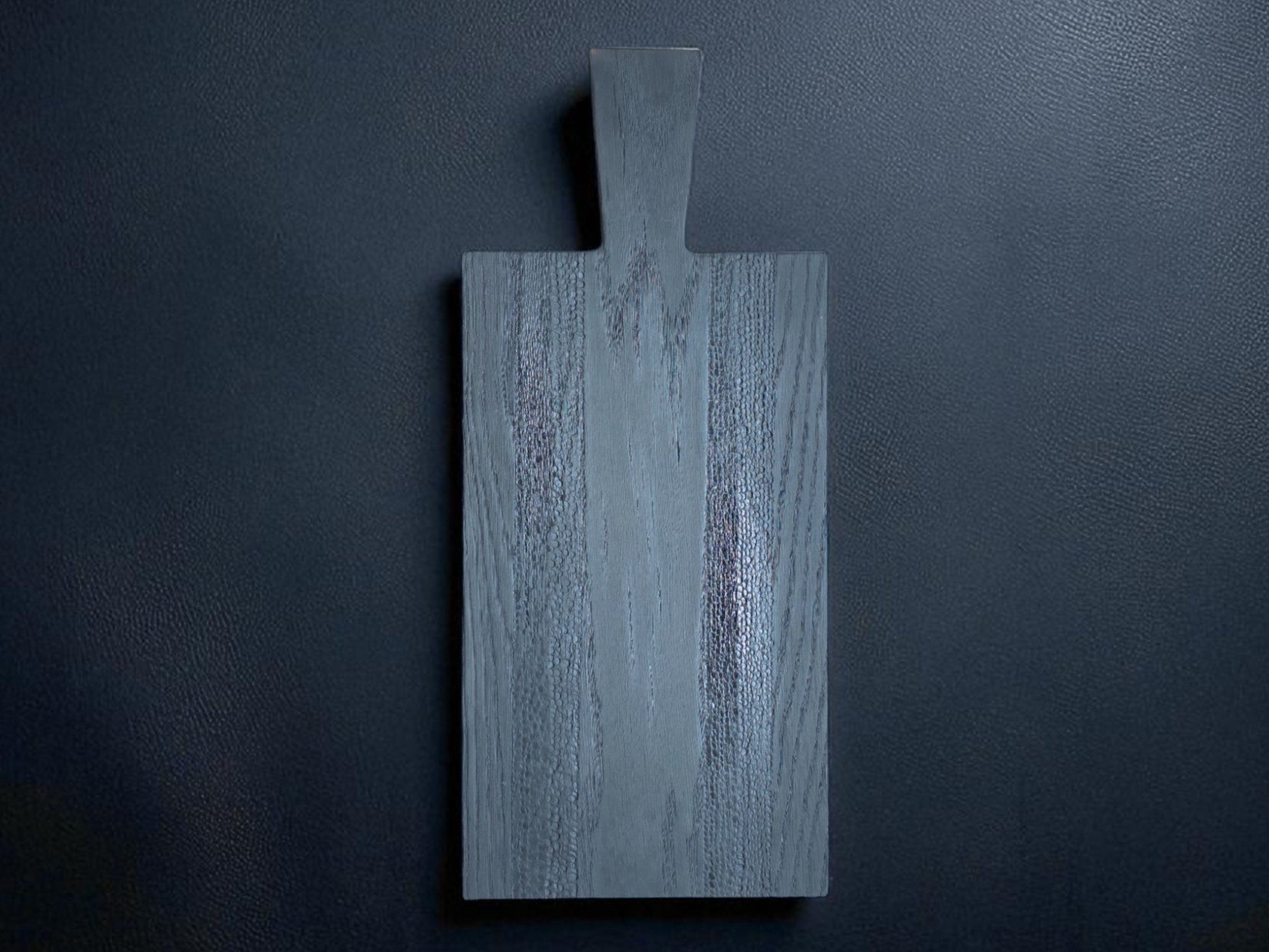 Aufsicht auf das Black Snake Board von OLDRYE. Das Bild betont die besondere Textur und die tiefschwarze Farbe des mit Yakisugi veredelten Eichenholzes. Ein echtes Statement-Stück.