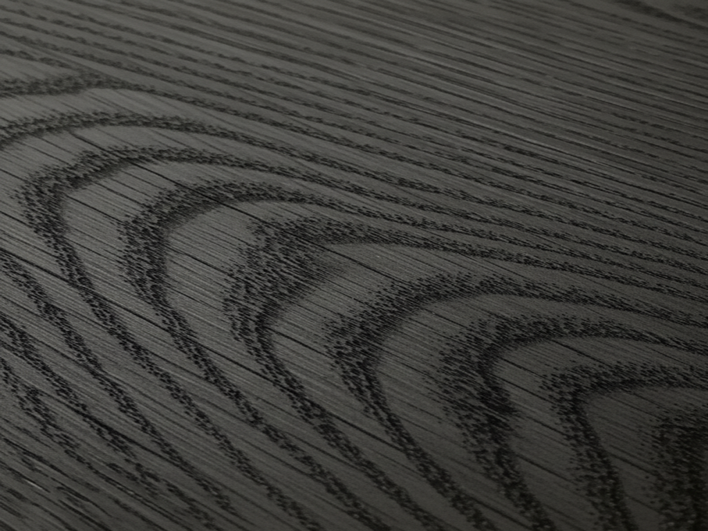 Nahaufnahme der einzigartigen Eichenholzmaserung unserer Yakisugi Boards. Spüren Sie die Qualität der Black Edition.