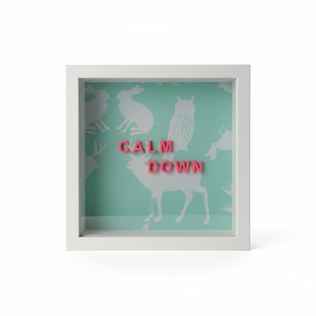 3D Wandbild mit Spruch CALM DOWN | Personalisiertes Geschenk | Objektrahmen 20x20 | Lustige Sprüche Serie | Waldtiere Mint | Unikat Design