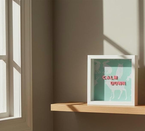 3D Wandbild mit Spruch CALM DOWN | Personalisiertes Geschenk | Objektrahmen 20x20 | Lustige Sprüche Serie | Waldtiere Mint | Unikat Design
