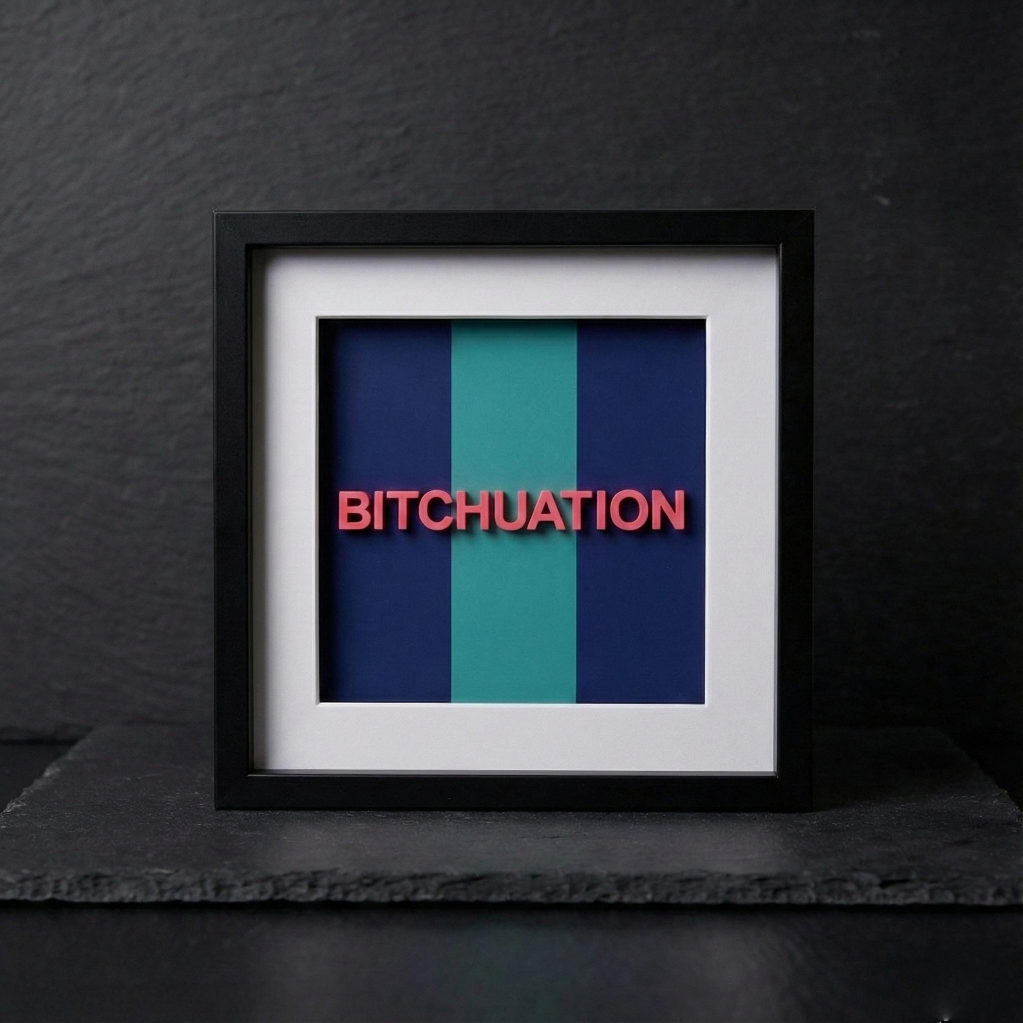 3D Wandbild "BITCHUATION" | Witziges Büro Deko Schild | Sarkasmus Geschenk Freundin | Modern Art Schwarz Blau Pink | Personalisiert 20x20